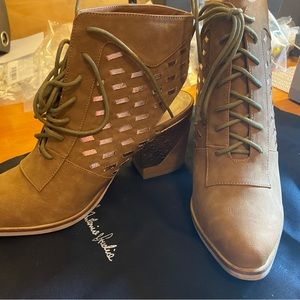 Michael Antonio tan bootie size 8